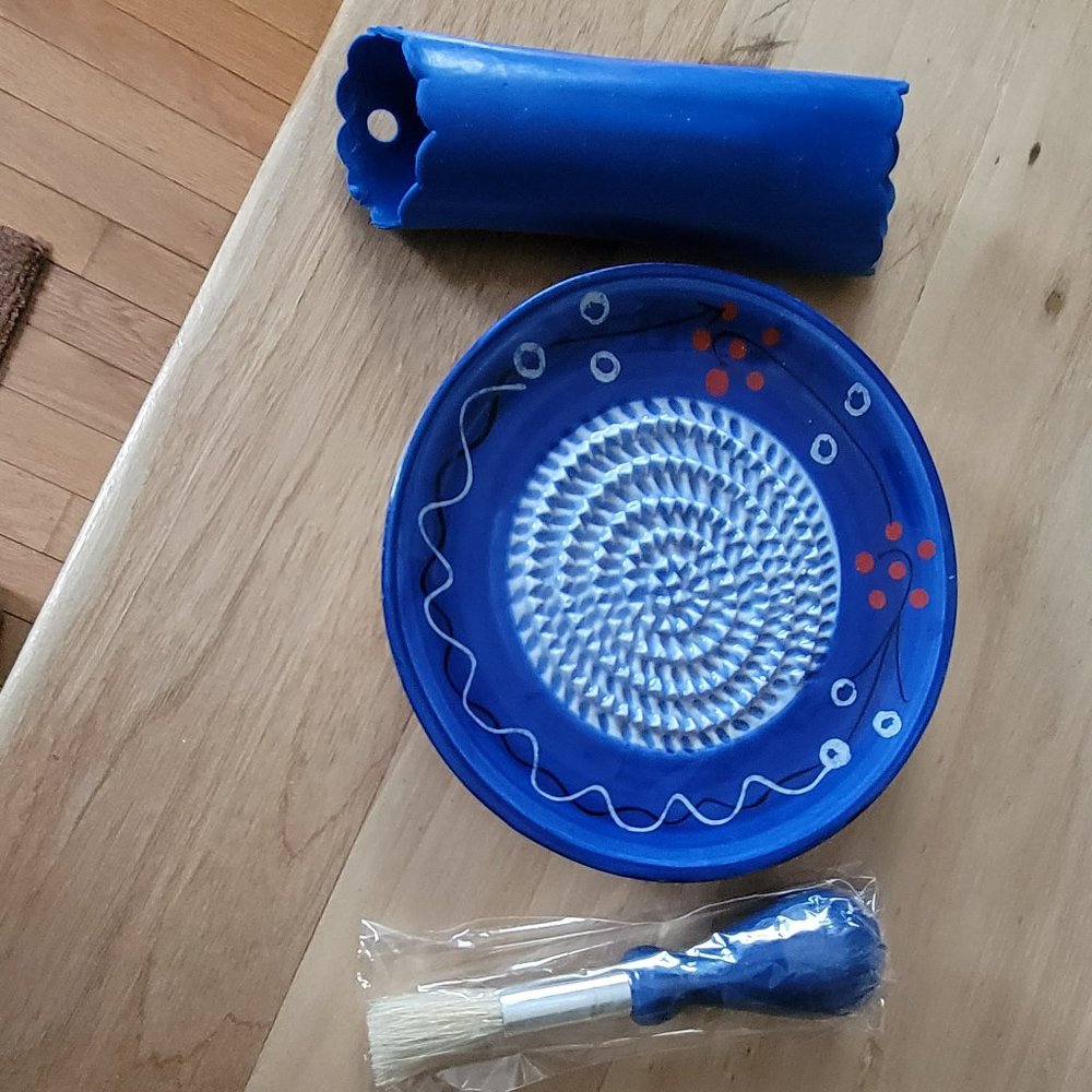 garlic grater plate with brush and peeler blue white - Picture 2 of 9